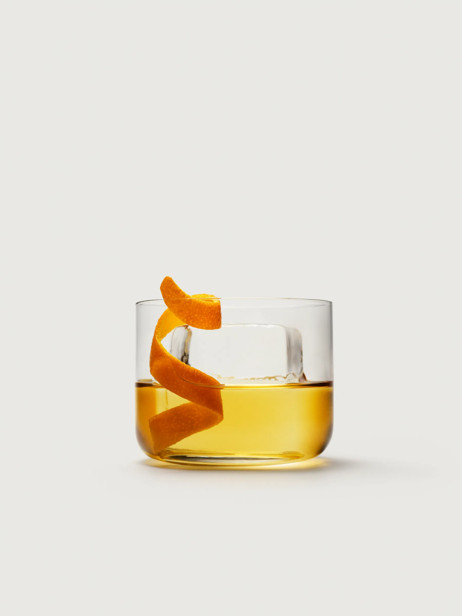 Een glas met Hojicha Old Fashioned